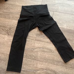 Black cropped LuLuLemon leggings